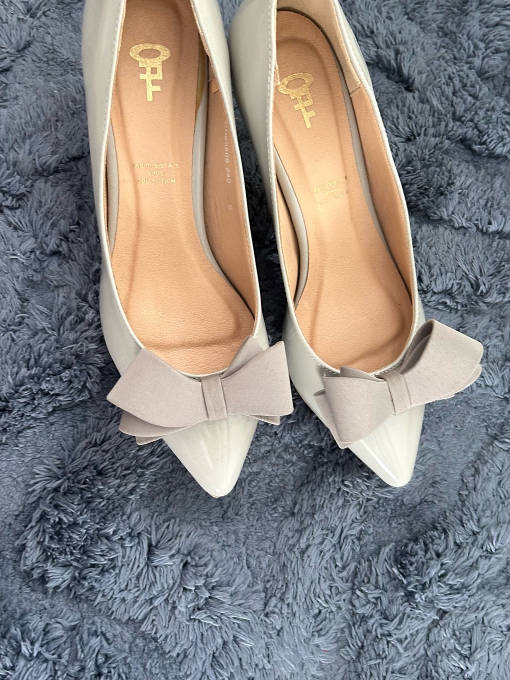 Pointed Bow-Accent Pumps in Light Gray